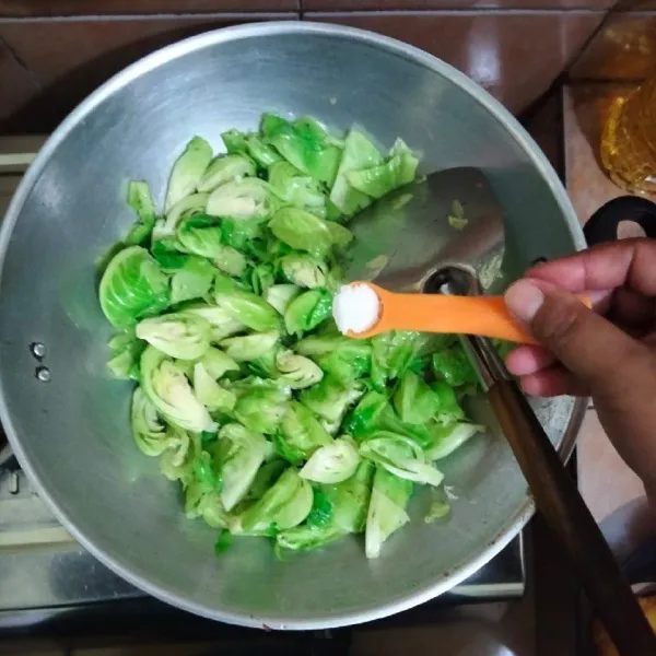 Beri garam, kaldu jamur, dan saus tiram aduk hingga tercampur rata.