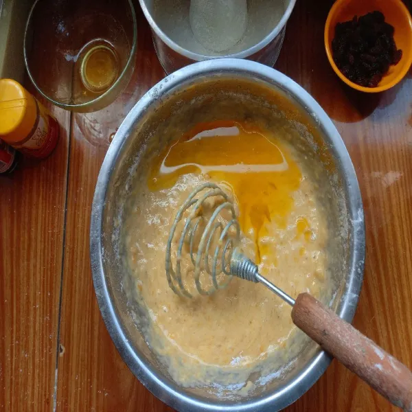 Masukkan mentega cair, kemudian aduk rata. Tambahkan sedikit vanili dan bubuk kayu manis untuk menghilangkan bau amis dari telur. Aduk kembali hingga merata. Tambahkan kismis, bila tidak ada kismis maka tidak perlu menggunakan kismis.