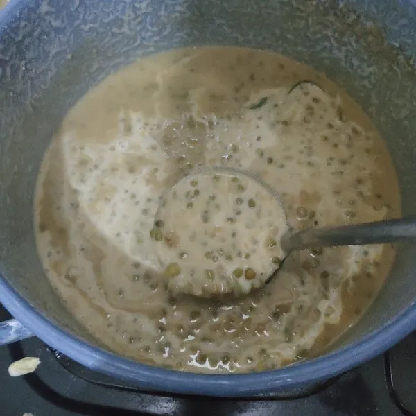 Bubur kacang hijau siap untuk disajikan, tambahkan irisan roti tawar dan siap dinikmati.