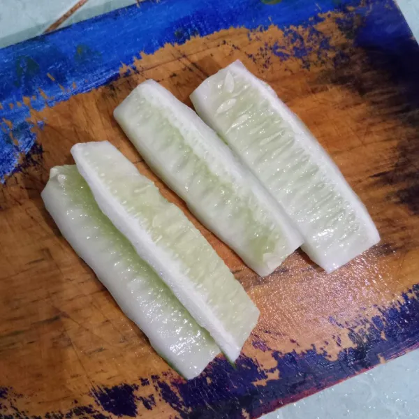 Kupas mentimun, buang bijinya.