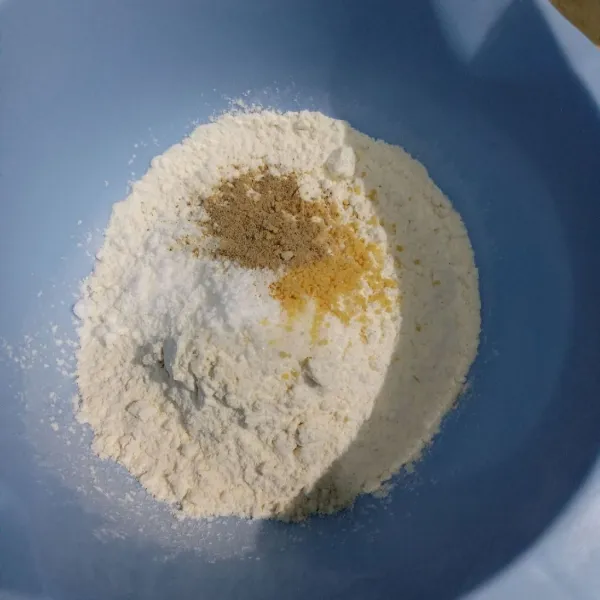 Masukkan tepung terigu, garam, merica bubuk, kaldu bubuk.