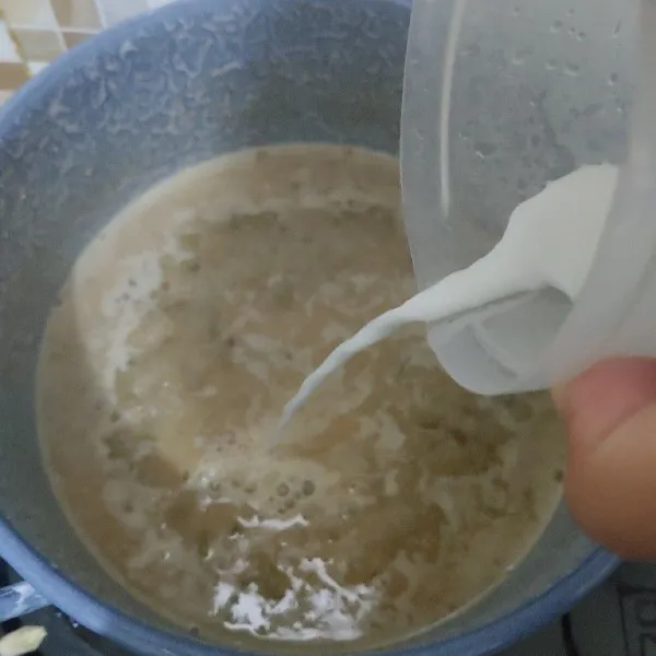Kemudian masukkan santan, aduk rata, tambahkan tepung maizena yang sudah dilarutkan. Aduk sampai rata dan bubur sedikit mengental.