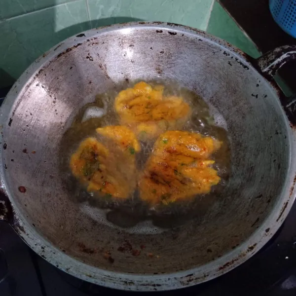 Goreng 1 sendok adonan dengan minyak panas hingga matang, lakukan hingga adonan habis. Setelah matang, angkat dan sajikan.