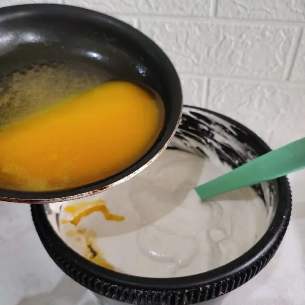 Masukkan margarin sedikit demi sedikit lalu aduk balik hingga tercampur rata. Pastikan tidak ada margarin yang mengendap di dasar bowl.