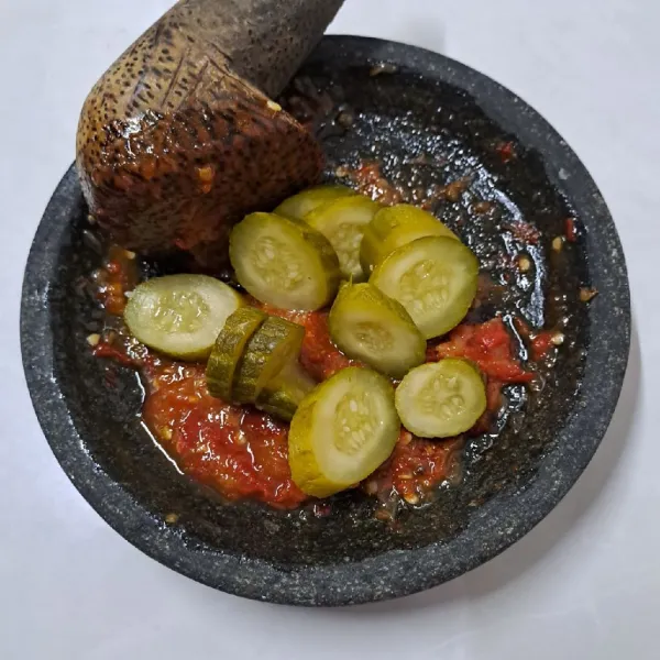 Masukkan irisan timun krai dalam cobek.