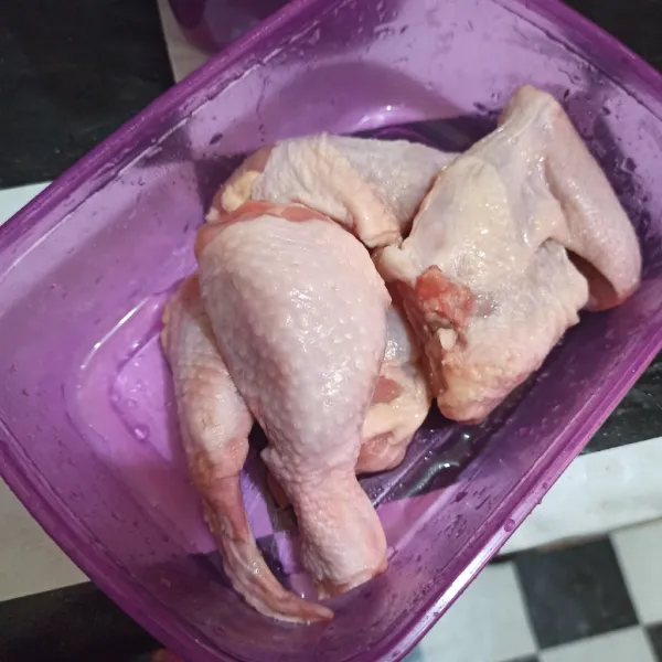 Siapkan ayam, cuci bersih.
