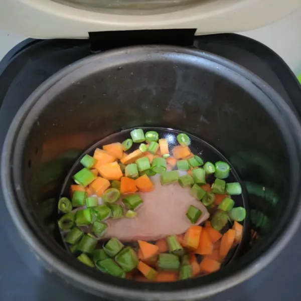 Potong kecil wortel dan buncis, kemudian rebus dengan dada ayam sampai dada ayam matang dan mengeluarkan kaldu.