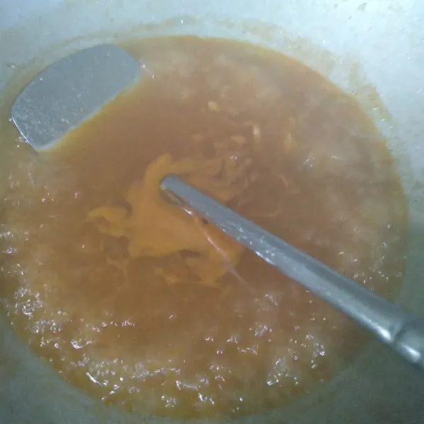 Masukkan saos tomat, air jeruk songkit, garam, dan gula, aduk rata.
