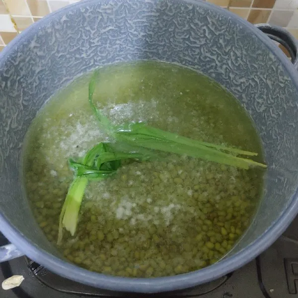 Didihkan air, masukkan kacang hijau dan daun pandan. Masak sampai kacang empuk dan pecah.