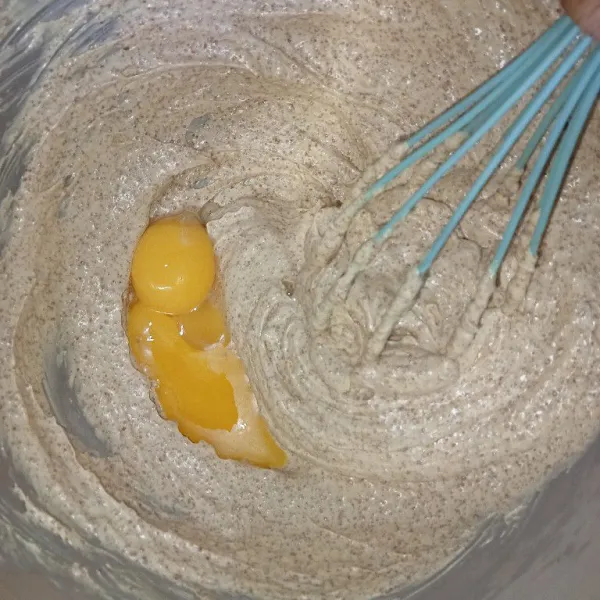 Kocok salted butter, margarin, pasta vanila dan gula palem selama 2 menit sampai mengembang lalu masukkan kuning telur kocok rata.