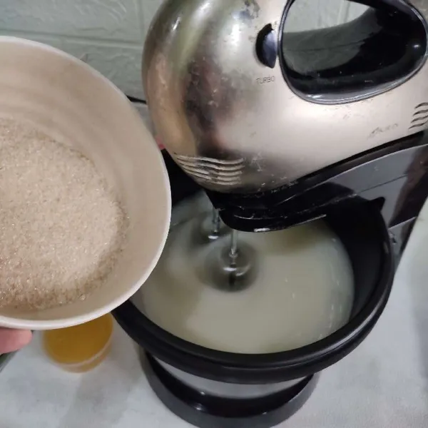 Masukkan gula pasir secara bertahap. Setelah itu tambahkan sp. Mixer hingga kental putih dan berjejak.