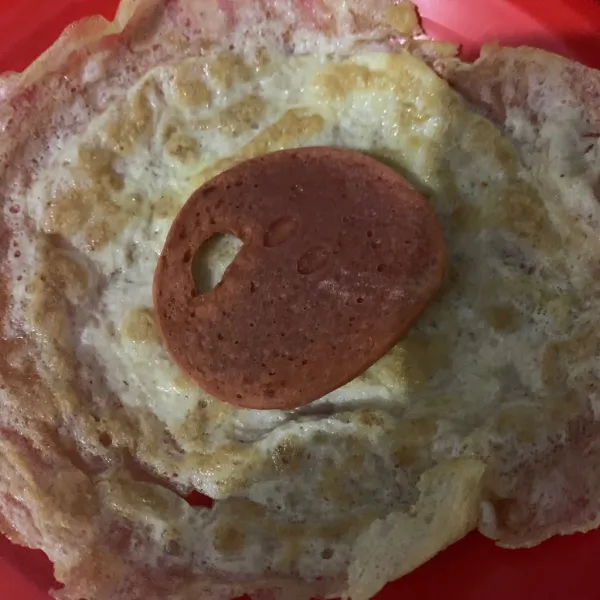 Letakkan daging beef di tengah telur.