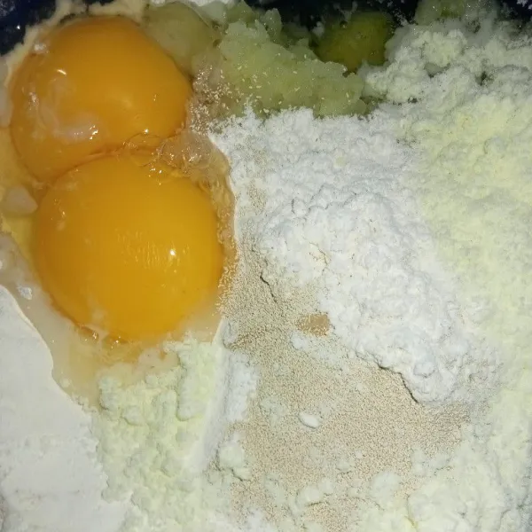 Campur semua bahan menjadi satu kecuali margarin dan garam, tuang air sedikit demi sedikit sampai adonan kalis, kemudian masukkan margarin dan garam.