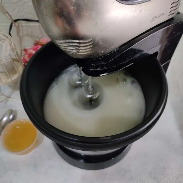 Mixer putih telur dengan speed tinggi hingga berbusa.
