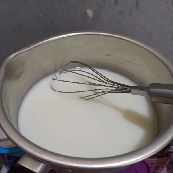 Campur semua bahan di panci kecuali nangka. Masak hingga mendidih.