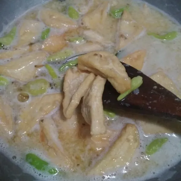 Masak Sayur Tahu : Tumis bumbu halus hingga harum tambahkan air, santan, dan bumbu yang lain masukkan tahu dan cabe rawit masak hingga matang jangan lupa koreksi rasa.