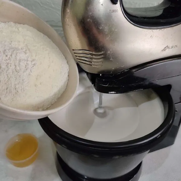 Kecilkan speed mixer, masukkan vanila cair, tambahkan tepung terigu, tepung maizena dan susu bubuk secara bertahap. Kemudian mixer sebentar dengan speed tinggi hingga tercampur rata. Matikan mixer.