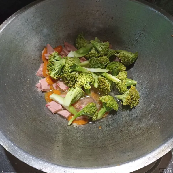 Lalu masukkan brokoli dan smoked beef. Aduk.