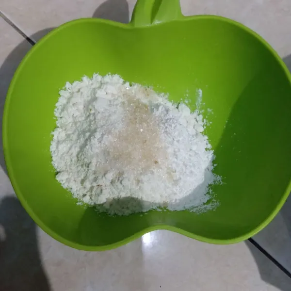 Campur tepung terigu, tepung beras, garam dan gula pasir.