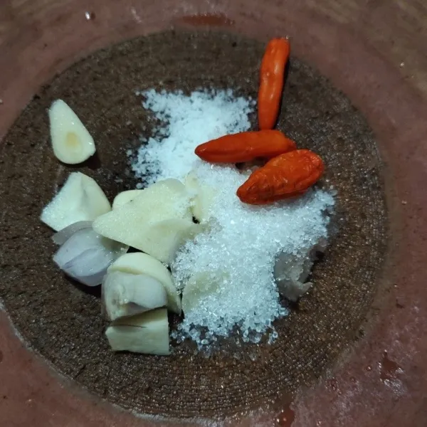 Ulek bawang putih, bawang merah, cabe rawit, garam dan gula pasir hingga halus.