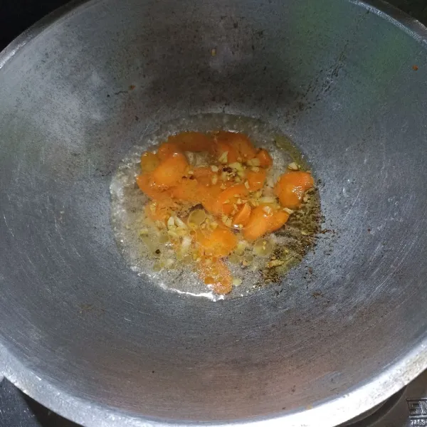 Panaskan minyak, lalu tumis bawang putih sampai harum. Lalu tambahkan air dan wortel. Biarkan sampai wortel setengah empuk.