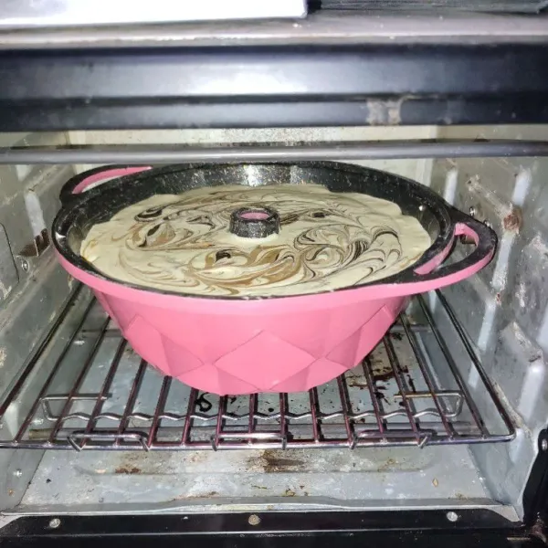 Kemudian panggang di suhu 200°C selama 50-60 menit hingga matang. Sesuaikan dengan oven masing-masing.