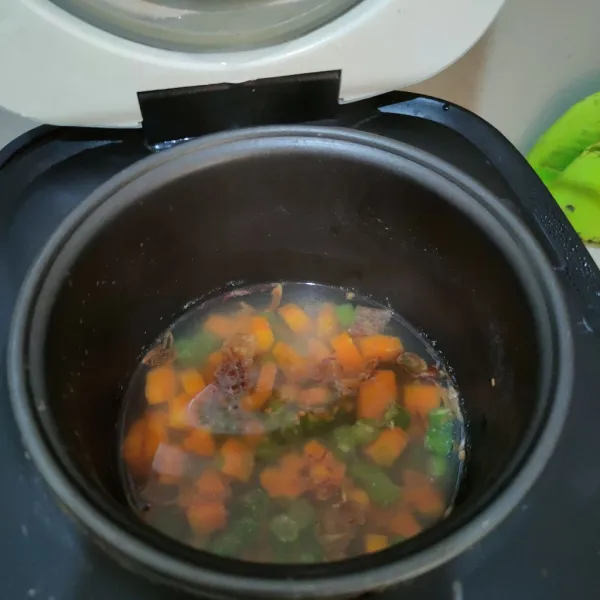 Bumbui sup kaldu dengan kaldu jamur dan tambahkan bawang goreng.
