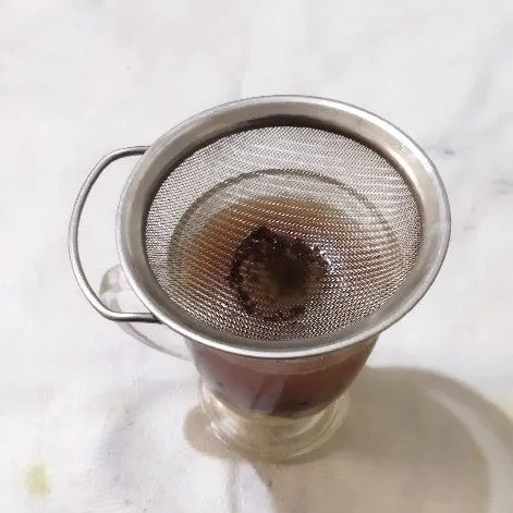 Tuang air teh lalu saring.
