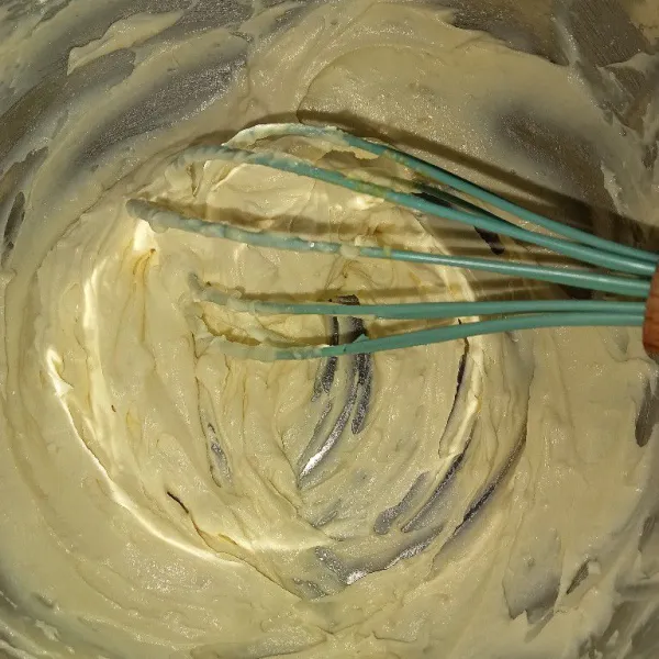 Kocok salted butter, margarin, dan gula halus dengan whisk selama 2 menit sampai putih.