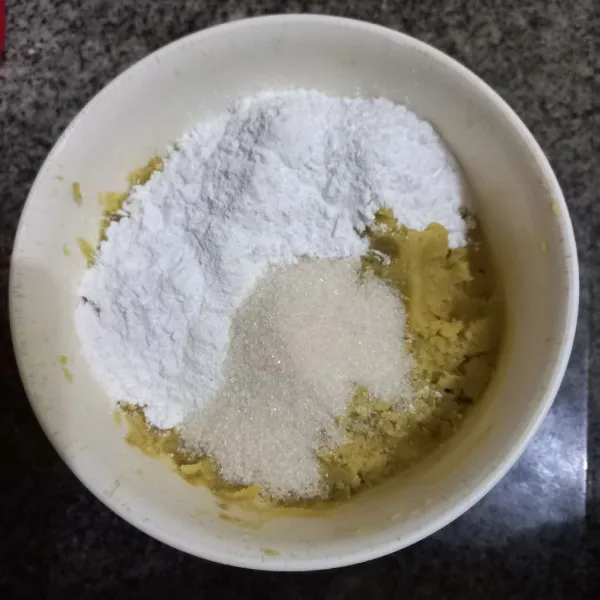 Tambahkan tepung ketan, tepung tapioka dan gula pasir, uleni hingga rata.