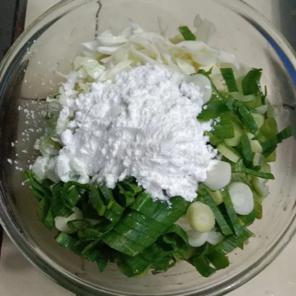 Tambahkan daun bawang, tepung maizena, dan irisan kol putih.
