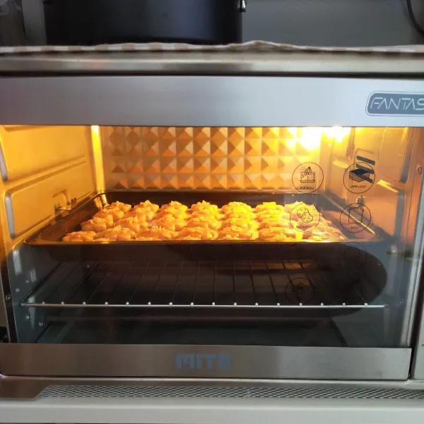 Panggang di oven dengan suhu 160°c hingga matang.