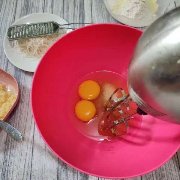 Mixer telur dan gula pasir hingga mengembang, kental dan berjejak.