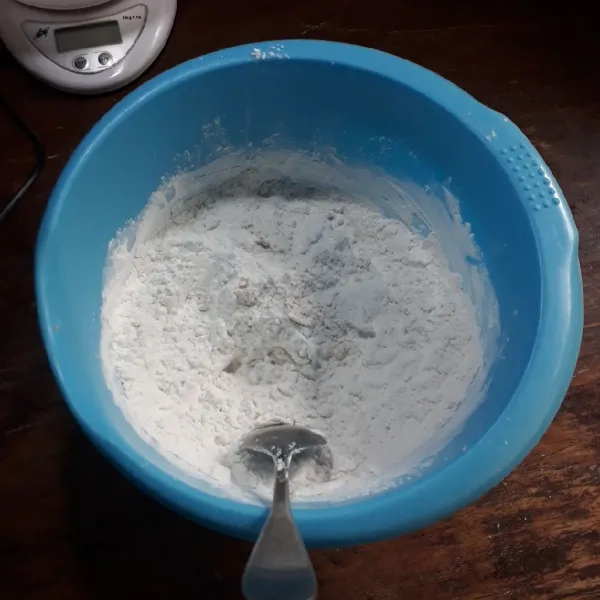Campurkan bumbu, tepung tapioka dan tepung terigu, aduk rata.