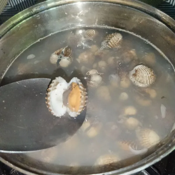 Masak sampai sebagian kerang terbuka, koreksi rasanya dan matikan kompor.