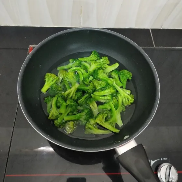Rebus brokoli dalam air mendidih sebentar saja, cukup hingga berubah warna, lalu tiriskan.