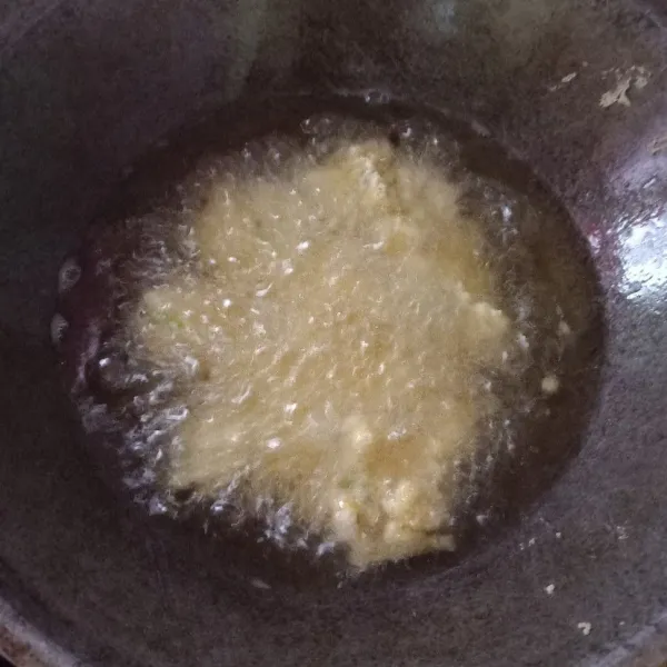 Panaskan minyak, masukan sedikit demi sedikit adonan menggunakan garpu dengan bentuk abstarak saja, goreng hingga garing. Siap disajikan.