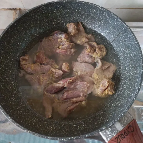 Masukkan air dan daging kedalam panci, lalu rebus hingga air kembali mengering.