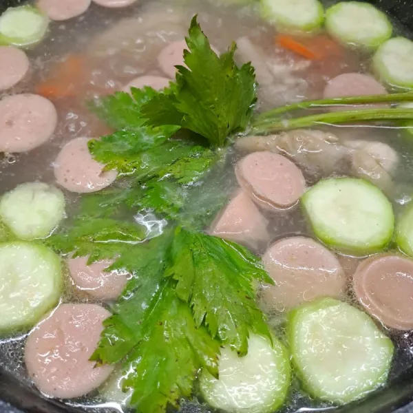 Masukkan seledri, masak sampai layu. Angkat dan sajikan.