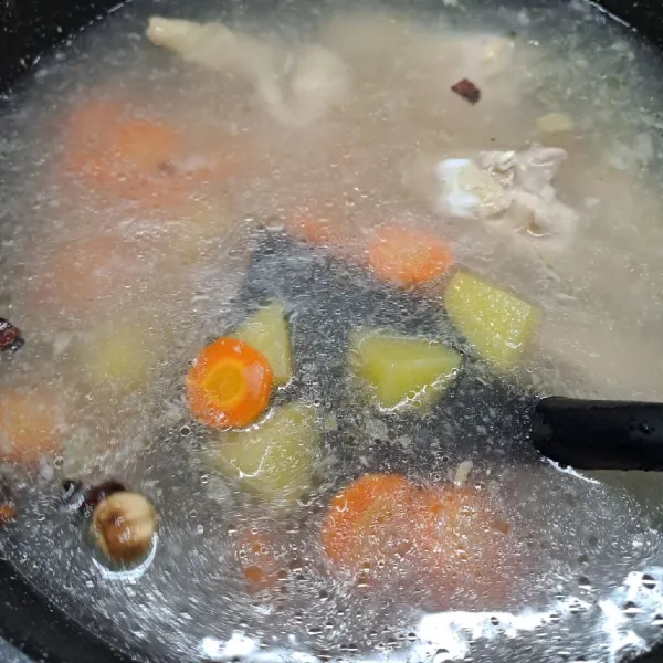 Masukkan wortel dan kentang, masak sampai ½ matang.