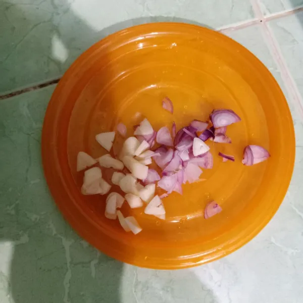 Cincang kasar bawang putih dan bawang merah.