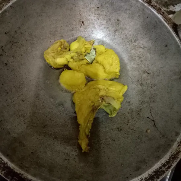 Setelah itu, angkat ayamnya dan goreng hingga agak kecoklatan lalu angkat.