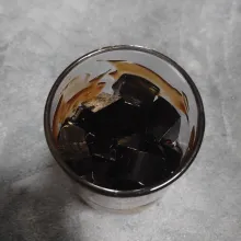 Tambahkan es batu dan potongan jelly rasa cincau.