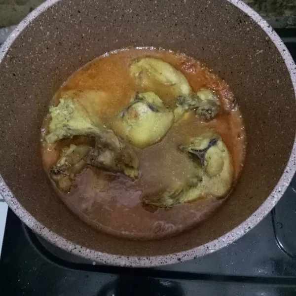 Masukkan ayam dan tambahkan air.