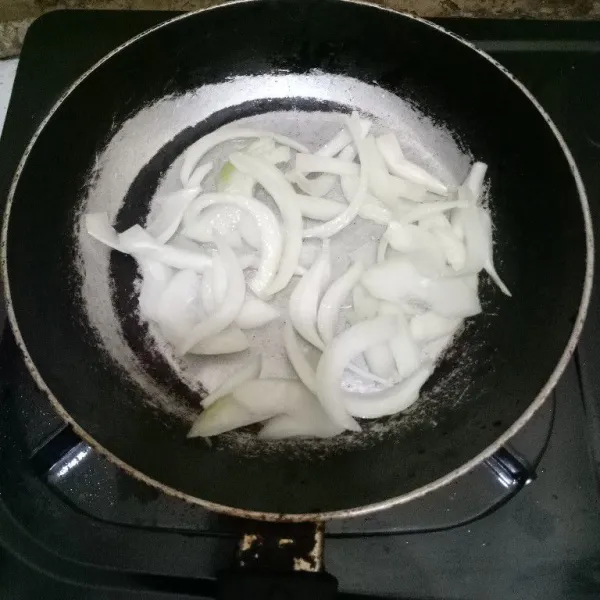 Tumis bawang bombai hingga kecoklatan lalu angkat.