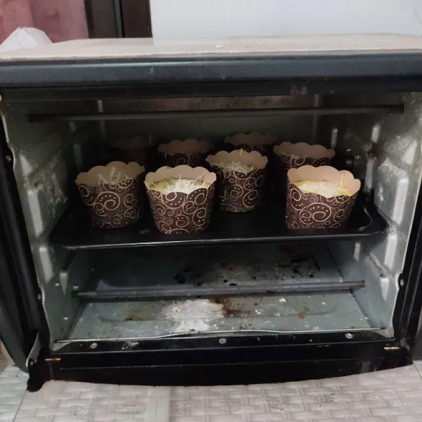 Panggang di oven dengan suhu 180°C selama 45-50 menit, sesuaikan dengan oven masing-masing. Keluarkan dari oven jika sudah matang.