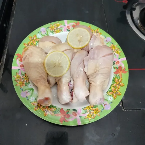 Kucuri ayam dengan air jeruk nipis, remas perlahan, lalu cuci hingga bersih.