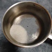 Tuang jelly bubuk cincau dan gula pasir ke dalam panci.