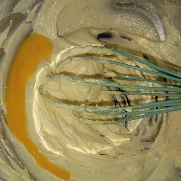 Masukkan telur aduk rata kemudian masukkan putih telur kocok kembali sampai mengembang.