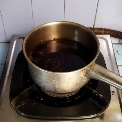 Rebus air dan teh tubruk hingga mendidih dan berubah warna nya.